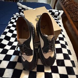Dr. Martens Air Wave Black and White